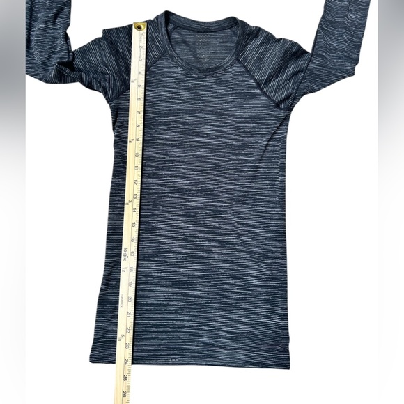Lululemon Swiftly Speed Long Sleeve in Black / White / Black, Size 2 - Picture 8 of 10